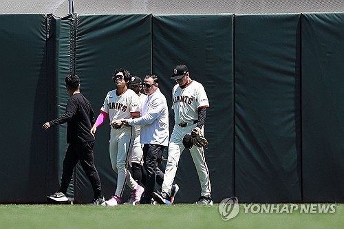 이정후가 시즌 아웃 진단을 받았다. 이정후 소속팀인 미국 메이저리그(MLB) 샌프란시스코 자이언츠 구단은 18일 이정후가 로스앤젤레스에서 닐 엘라트라체 박사를 만났고, 어깨 수술을 권유받았다며 이정후는 몇주 내 왼쪽 어깨 관절와순 봉합 수술을 받으며 2024년엔 그라운드에 서지 않을 전망이라고 밝혔다. 이정후는 지난 13일 신시내티와 홈 경기 1회 수비 도중 상대 타자 제이머 칸델라리오의 홈런성 타구를 쫓아가 공을 잡으려고 점프했으나 포구하지 못한 채 펜스에 강하게 부딪힌 뒤 쓰러졌다. 연합뉴스