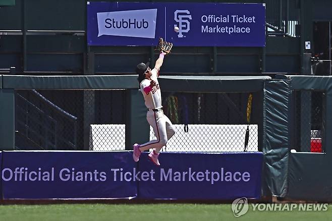 이정후가 어깨 부상을 당한 순간 [AP=연합뉴스 자료사진]