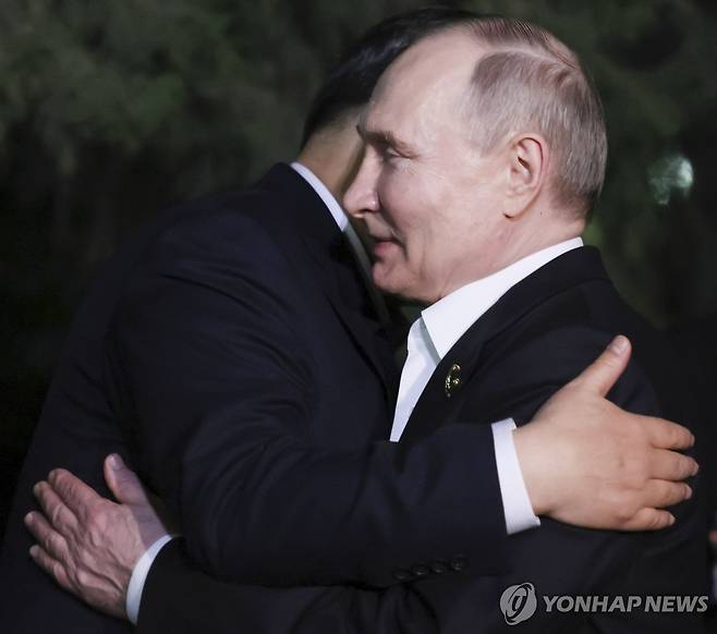 포옹하는 중국·러시아 정상 (베이징 AP=연합뉴스) 시진핑 중국 국가주석(왼쪽)이 16일 베이징에서 열린 비공식 회의 뒤 블라디미르 푸틴 러시아 대통령과 포옹하고 있다. 푸틴 대통령은 중국을 국빈 방문 중이다. 2024.05.17 passion@yna.co.kr