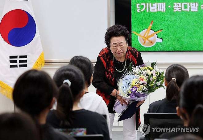 눈물 흘리는 5·18 행방불명자 양동초교 이창현 군 어머니 (광주=연합뉴스) 조남수 기자 = 5·18민주화운동 기념일을 하루 앞둔 17일 광주 서구 양동초등학교에서 열린 5·18 당시 행방불명자 이창현 군 명예졸업장 수여식에서 학교장으로부터 졸업장을 전달받은 이창현 군 어머니 김말임 씨가 인사하고 있다. 2024.5.17 iso64@yna.co.kr