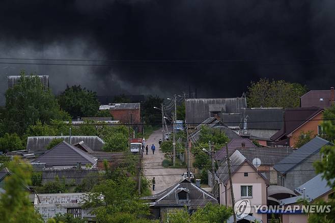 (하르키우 AP=연합뉴스) 17일(현지시간) 러시아군의 공격으로 연기 피어오르는 우크라이나 제2의 도시 하르키우