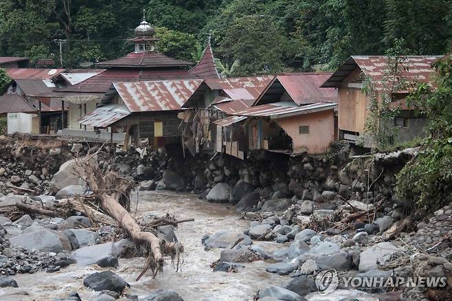 홍수와 산사태로 파괴된 인니 가옥들 (타나다타르[인도네시아] AFP=연합뉴스) 12일(현지시간) 인도네시아 서수마트라주 타나 다타르 지역의 가옥들이 갑작스러운 폭우와 산사태로 파괴돼 있다. 이 지역에서는 폭우와 산사태로 최소 34명이 숨지고 16명이 실종됐다. 2024.05.13 passion@yna.co.kr