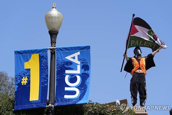 캘리포니아주립대 로스앤젤레스 캠퍼스에서 반전시위를 벌이는 남성 [AP 연합뉴스자료사진. 재판매 및 DB 금지]