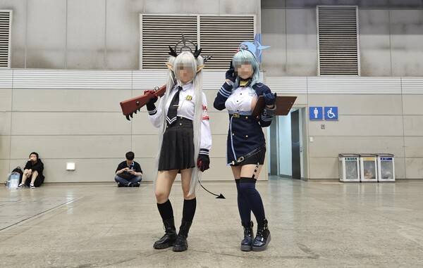 - 시그니처 포즈를 취하는 이오리와 아코