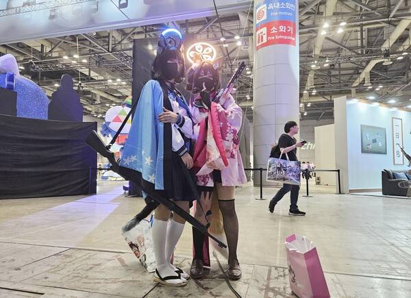 - 목소리를 듣고 깜짝 놀란 이즈나와 키쿄