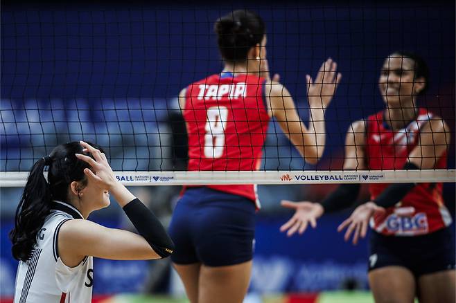 도미니카 여자배구 대표팀이 득점 후 기뻐한다, FIVB