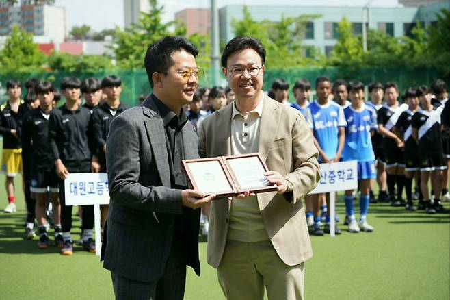 제44회 서울특별시협회장기 하키대회에서 이진규 협회장(우)이 홍보대사 김준호에게 공로패를 전달하고 있다, 서울시하키협회