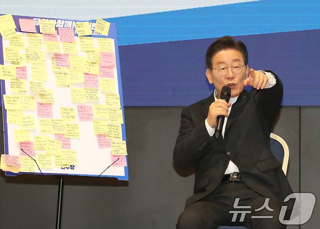 이재명 더불어민주당 대표가 19일 대전컨벤션센터에서 열린 ‘당원과 함께-민주당이 합니다’ 충청 컨퍼런스에서 당원과의 대화를 하고 있다. /뉴스1 ⓒNews1 김기태 기자