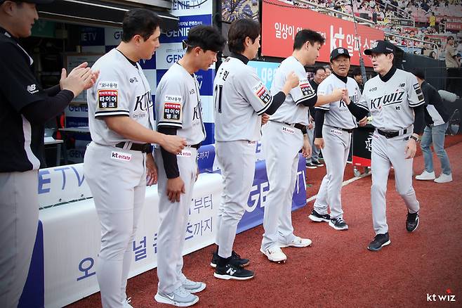 KT 이강철 감독이 18일 수원 LG전에 앞서 400승 달성 기념 행사에 참가하며 선수단과 하이파이브 하고 있다.  사진 | KT 위즈