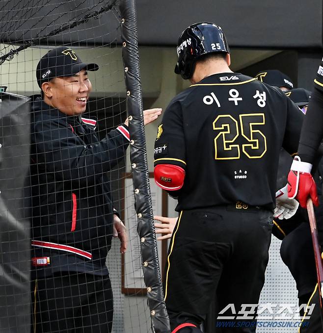 20일 광주KIA챔피언스필드에서 열린 NC와 KIA의 경기, 5회말 1사 1,3루 KIA 이우성이 3점홈런을 치고 이범호 감독과 기쁨을 나누고 있다. 광주=허상욱 기자wook@sportschosun.com/2024.04.20/