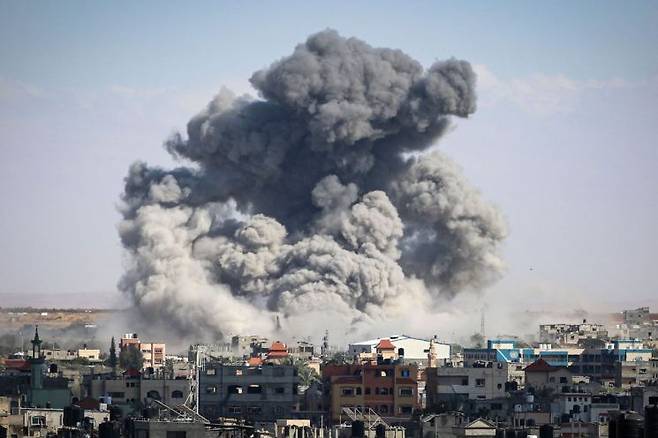 6일(현지시간) 가자지구 남부 라파에서 이스라엘군의 공습으로 검은 연기가 피어오르고 있다. [이미지출처=연합뉴스]