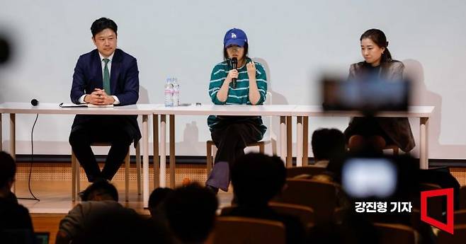 민희진 어도어 대표가 25일 서울 서초구 한국컨퍼런스센터에서 모회사 하이브와의 갈등 사태와 관련해 입장 발표를 하고 있다. 앞서 하이브는 민희진 대표 등 어도어 경영진에 대한 중간 감사 결과를 발표하고, 이들을 업무상 배임 등 혐의로 고발한다고 밝혔다. 사진=강진형 기자aymsdream@