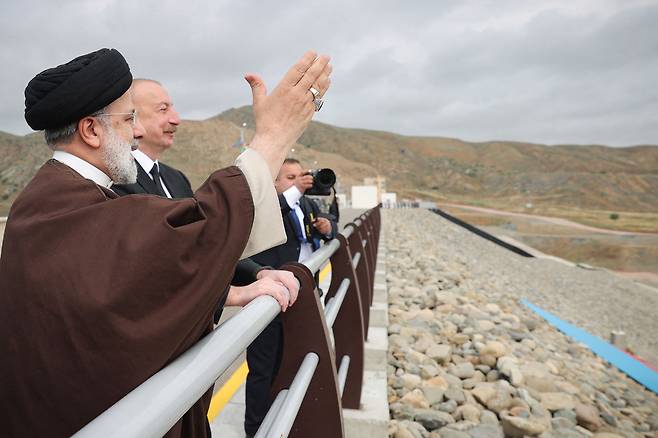 19일 에브라힘 라이시(왼쪽) 이란 대통령이 아제르바이젠과 이란 국경에 위치한 아라스 강의 댐 완공식에 참여하고 있다./AFP 연합뉴스