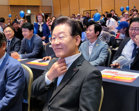 이재명 더불어민주당 대표가 19일 대전컨벤션센터에서 열린 '당원과 함께! 컨퍼런스 민주당이 합니다-충청편'에 참석했다. 정민지 기자