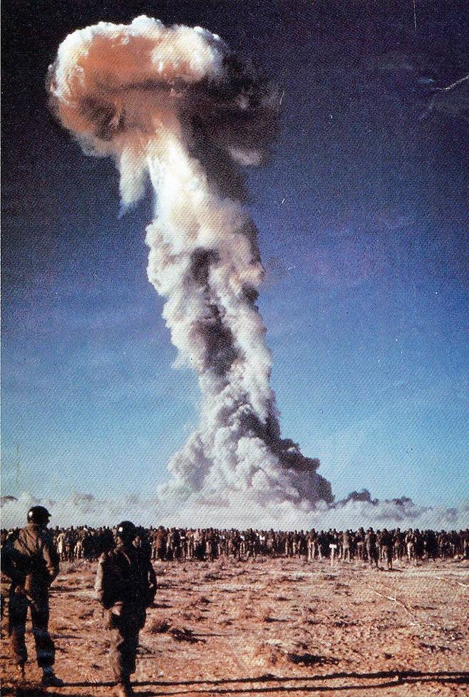 1951년 1월 11일 미국 네바다주 핵실험장에서 핵폭발을 관측하고 있는 미군들. 미국은 1992년 이후 이 같은 폭발 핵실험을 하지 않고 있지만 ‘폭발 없는 핵실험’은 지속해왔다. 동아일보DB