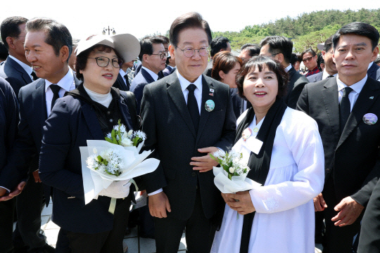 제44주년 5·18 광주민주화운동 기념식이 열린 지난 18일 광주 북구 국립 5·18 민주묘지에서 이재명 더불어민주당 대표가 유족을 만나 기념촬영을 하고 있다. <연합뉴스>