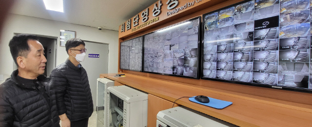 김근수(왼쪽) 상계주공1단지 관리사무소 관리소장과 이해종 전기실장이 단지 곳곳에 설치된 CCTV에서 찍힌 영상을 보고 있다.