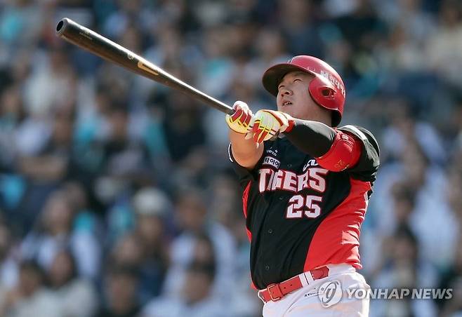 19일 경남 창원 NC파크에서 열린 2024 KBO 리그 KIA 타이거즈 대 NC 다이노스 경기 9회초 2사 주자가 없는 상황에서 KIA 5번 이우성이 홈런을 치고 있다. 사진=연합뉴스