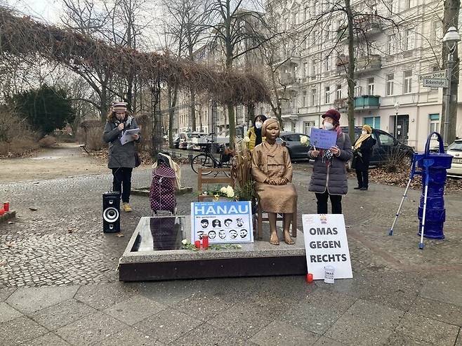 2021년 2월19일(현지시각) 독일 ‘우익에 반대하는 할머니들’의 한 회원이 베를린 미테구 평화의 소녀상 앞에서 극우 폭력에 항의하고 희생자를 추모하는 연설을 하는 모습. 베를린/한주연 통신원
