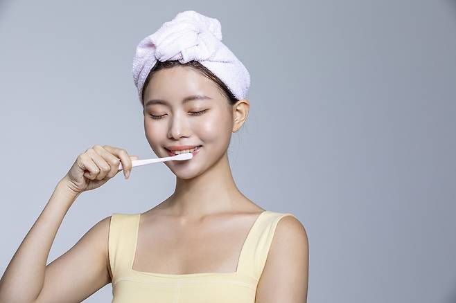 샤워 후 젖은 머리에 수건을 두르면 세균이 쉽게 증식한다./사진=클립아트코리아