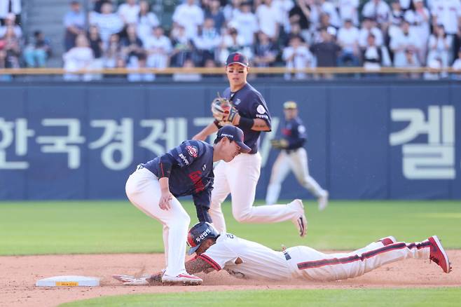 19일 서울 잠실야구장에서 열린 2024 신한 SOL뱅크 KBO리그 롯데 자이언츠와 두산 베어스의 경기. 12회말 1사 1루 두산 이유찬 타석 때 1루주자 라모스가 도루에 실패하고 있다. 사진=연합뉴스