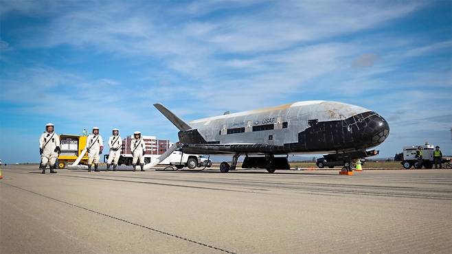 시험비행을 마치고 캘리포니아 반덴버그 공군기지에 착륙한 미군의 비밀 무인 우주선 X-37B [연합뉴스 제공]
