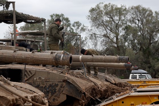 이스라엘 방위군 제4 기갑여단의 메르카바 탱크. 이 부대는 예비군 부대다. 이스라엘은 예비군을 현역과 같은 수준으로 무장하고 있다. EPA=연합
