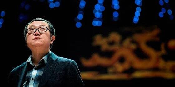 삼체를 쓴 중국 작가 류츠신. 2015년 아시아인으로는 처음으로 SF 분야의 노벨문학상으로 꼽히는 휴고상을 받았다.