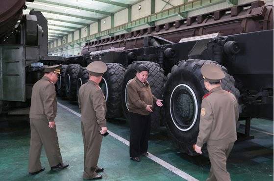 김정은 북한 국무위원장이 지난 17일 국방공업기업소를 찾아 생산활동을 료해(점검)하고 "우리의 핵무력을 보다 급속히 강화하기 위한 중요활동들과 생산활동을 멈춤없이, 주저없이 계속 가속화해 나가라"라고 주문했다고 노동당 기관지 노동신문이 18일 보도했다. 뉴스1