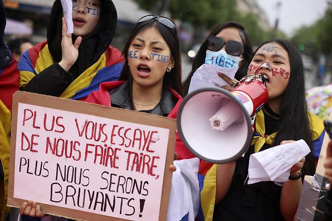 시진핑 중국 국가주석의 프랑스 국빈 방문을 앞두고 시위대가 지난 6일 파리에서 항의 시위를 벌이고 있다./AP연합뉴스