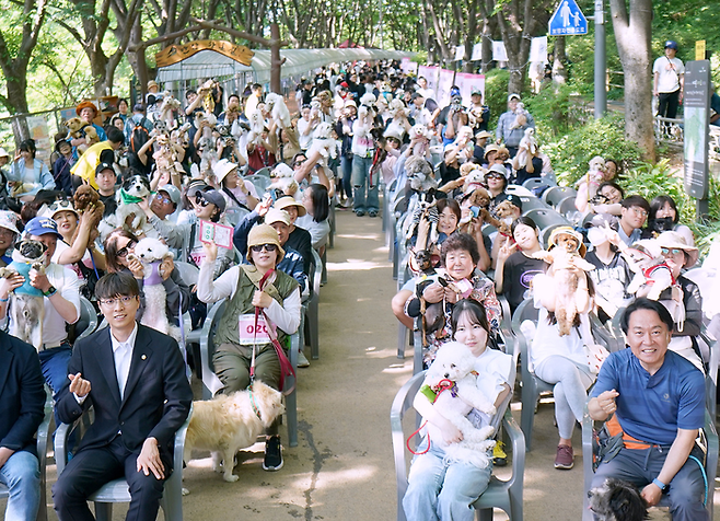 지난 18일 서울 서대문구 연희동 안산 반려견 산책로 입구에서 열린 ‘제1회 서대문 반려문화 펫(PET)스티벌’에서 반겨동물과 참석한 주민들이 기념사진을 찍고 있다. 서대문구 제공