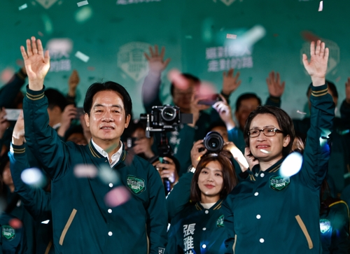 지난 1월 13일 대만 총통 선거에서 당선된 라이칭더 당선인(왼쪽)과 샤오메이친 부총통 당선인이 지지자들 앞에서 축포를 맞으며 손을 흔들고 있다. EPA연합뉴스