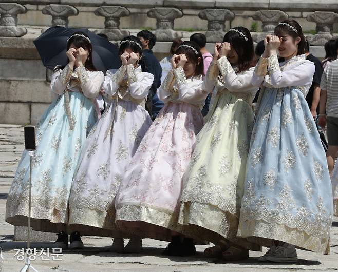 추억 한 컷 19일 서울 종로구 경복궁을 찾은 관광객들이 인근 한복점에서 대여한 퓨전 한복을 입고 기념사진을 찍고 있다. 정효진 기자
