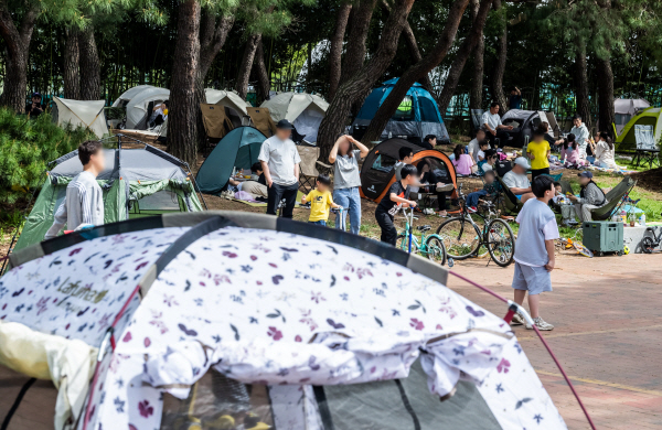 시민들이 나무 그늘 아래 텐트를 치고 더위를 피하고 있다. / 이원준 기자windstorm@