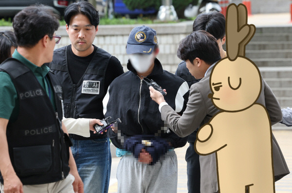 지난 8일 서울 강남역 인근 건물 옥상에서 여자친구를 흉기로 살해한 혐의살인를 받는 20대 남성이 서초구 서울중앙지방법원에서 열린 영장실질심사에 출석하고 있다. 연합뉴스