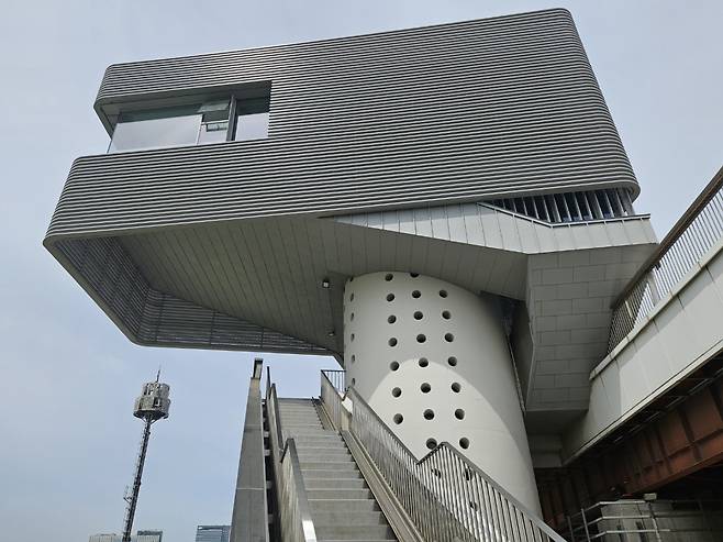 An exterior view of a lodging facility on the Hangang Bridge, which is set to open in July (Courtesy of the Seoul Metropolitan Government)