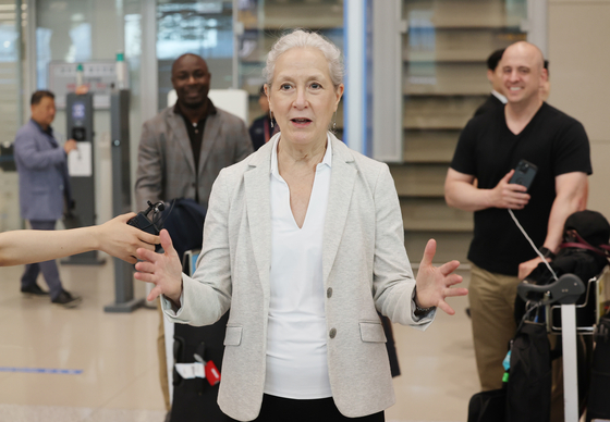 Linda Specht, the top U.S. negotiator for defense cost-sharing talks with South Korea, speaks to reporters upon arrival at Incheon International Airport on Saturday. [YONHAP]