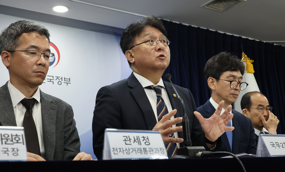 Lee Jeong-won, center, who serves as the second vice minister of the Office for Government Policy Coordination under the prime minister, speaks during a press briefing at the government complex in central Seoul on Sunday. [YONHAP]