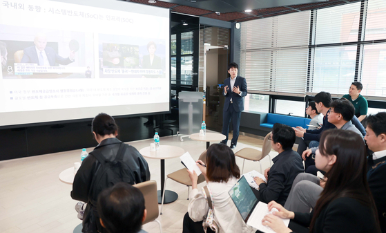 Yoo Byung-doo, a department manager at the Innvoation Center for System IC, briefs to the press at its office in Pangyo, Gyeonggi, on Friday. [MINISTRY OF TRADE, INDUSTRY AND ENERGY]