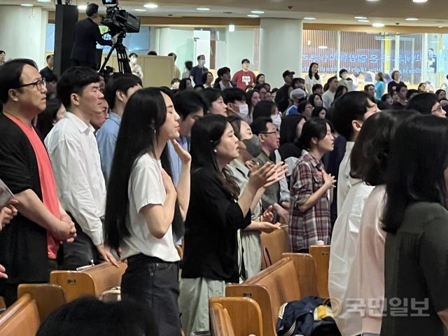 '청년열두광주리 기도회'에 참석한 청년들이 19일 서울 여의도순복음교회 대성전에서 일어선 채 찬송을 부르고 있다.