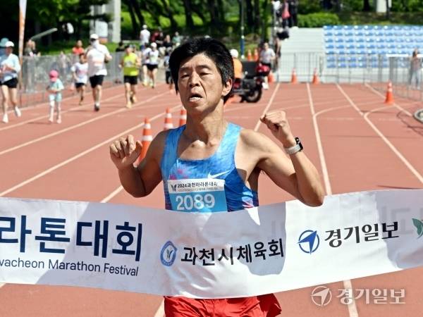 男 하프코스 우승 김용범씨. 특별취재반