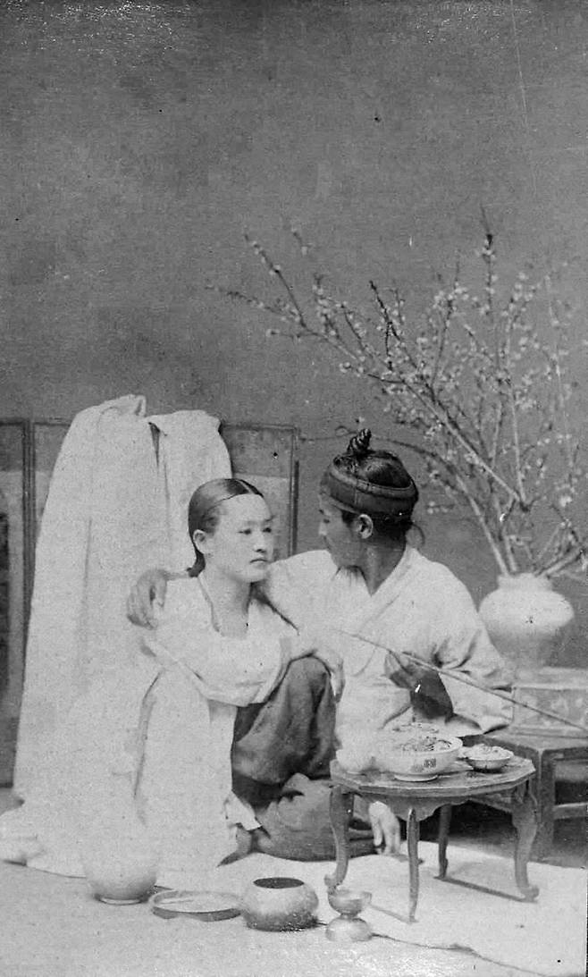 기생과 술마시는 남자(일제강점기). [미국 헌팅턴 도서관(잭 런던 기증 사진)]