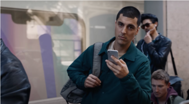애플의 M자형 노치를 패러디한 삼성의 2017년 광고. 자료=삼성전자