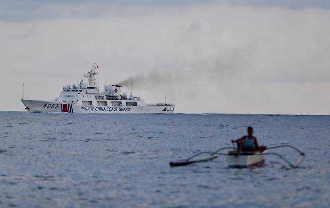 지난 16일 남중국해에서 필리핀 어선을 차단하는 중국 해경선의 모습. [EPA 연합뉴스]