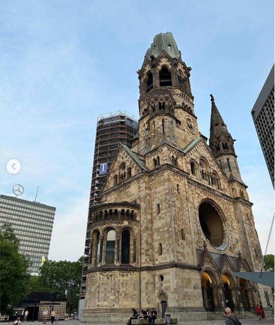 카이저 빌헬름 기념교회는 제2차 세계대전 당시 폭격으로 파괴된 후 그 상태를 그대로 유지하고 있어 역사적 상징성이 매우 크며, 사진 속 현대적인 고층 건물은 새로운 교회 건물로, 과거와 현재가 공존하는 모습을 아름다운 대조로 보여주고 있다. 사진=김수현 SNS