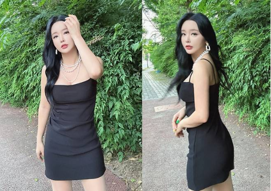 홍진영은 블랙 끈 미니원피스를 착용해 고혹적이면서도 세련된 패션 감각을 선보였다.사진=홍진영 SNS