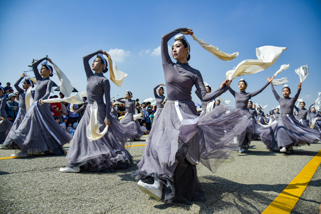 지난해 진행한 뱃놀이 축제에서 바람의 사신단 댄스 퍼포먼스를 펼치고 있는 모습. / 사진제공=화성문화재단