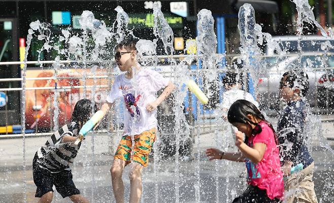 초여름 날씨를 보인 19일 서울 종로구 광화문광장 바닥분수대에서 어린이들이 즐거운 시간을 보내고 있다.[연합]
