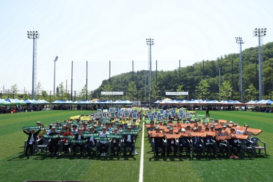 지난 18일 개최한 수성제2구민운동장 개관식에서 참석자들이 기념 퍼포먼스를 펼치고 있다.[대구 수성구 제공]