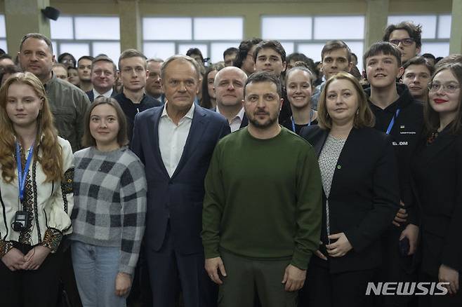 [키이우=AP/뉴시스]볼로디미르 젤렌스키(가운데 오른쪽) 우크라이나 대통령과 도날트 투스크(가운데 왼쪽) 폴란드 총리가 22일(현지시각) 우크라이나 수도 키이우에서 학생과 만남의 시간을 가진 뒤 기념 촬영을 하고 있다. 2024.01.23.